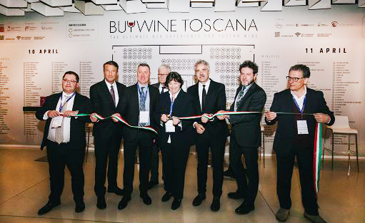 Milano, 10 apr. (askanews) - Si è aperta oggi a Firenze l'edizione 2024 del "BuyWine Toscana", la vetrina internazionale "B to B" del vino Made in Tuscany, promossa da Regione Toscana assieme a Camera di Commercio di Firenze e organizzata da PromoFirenze e Fondazione Sistema Toscana. Alla Fortezza da Basso si sono date appuntamento 241 Cantine, di cui 177 certificate bio, con oltre 1.500 etichette in assaggio e 3.700 degustazioni in programma. Le aziende rappresentano 50 Denominazioni, tra cui dominano le Igt Toscana, Chianti Classico e Maremma Toscana. Firenze e Siena sono le province maggiormente presenti, rispettivamente con 77 e 75 produttori, seguite da Grosseto (40), Arezzo (23), Livorno (9), Pisa (7), Prato e Lucca (4), e infine Massa e Pistoia con una Cantina a testa. Alla due giorni sono attesi quasi 200 buyer provenienti da 41 Paesi, tra cui Cina, Giappone, Taiwan, Hong Kong, Singapore, Corea del Sud, Thailandia, Vietnam, India, Brasile, Argentina, Colombia, Messico, Perù, Cile, Stati Uniti, Canada, Scandinavia. "Pur in un'annata faticosa sul fronte della quantità, la qualità del vino toscano è indubbia e possiamo giocarcela con i più grandi produttori d'Europa e del mondo" ha sottolineato la vicepresidente della Regione Toscana e assessora all'Agricoltura, Stefania Saccardi, che ha tagliato il nastro con il presidente della Camera di Commercio di Firenze, Leonardo Bassilichi, al segretario generale della Camera di Commercio di Firenze, Giuseppe Salvini, al direttore di Fondazione Sistema Toscana, Francesco Palumbo e Massimo Manetti presidente di PromoFirenze. "BuyWine è un evento di successo finalizzato a incrementare il business dei nostri produttori ed è una vetrina importante anche per piccole e medie aziende di qualità, che hanno così l'opportunità di farsi conoscere nei mercati" ha aggiunto l'assessora, sottolineando che "tra i seller toscani ben 177 sono aziende biologiche e questo dimostra quanto la Toscana stia lavorando e investendo su una viticoltura sempre più compatibile con l'ambiente. Abbiamo circa il 38% dei produttori di vino che sono produttori biologici - ha concluso - e questo è importante anche per i mercati esteri, sempre più attenti alla sostenibilità ambientale".BuyWine si dimostra di anno in anno più performante come dimostrano i dati della survey, che ha coinvolto circa la metà dei seller e il 60% dei buyer della scorsa edizione. Dalla ricerca emerge, infatti, che il 72,5% delle trattative avviate durante BuyWine 2023 è andato avanti nei mesi successivi, portando a un accordo commerciale nel 62,8% dei casi. Inoltre, il 90,3% dei buyer intervistati ha affermato di aver mantenuto i contatti con le aziende incontrate e il 95,7% di aver apprezzato molto i prodotti (giudizi tra buono, molto buono e ottimo su una scala di cinque opzioni. "Oggi i buyer cercano sempre più spesso vini in grado di rispondere ai trend emergenti - ha evidenziato la Regione Toscana - quali ad esempio la predilezione per una produzione bio, proveniente da aziende sostenibili, requisito considerato di grande valore dalle nuove generazioni, mentre tra le persone più mature, con alta capacità di spesa e buona conoscenza del vino, si afferma la ricerca di prodotti di fascia alta ed esclusiva, di non facile reperibilità sui mercati di riferimento". Conclusa la maratona di degustazioni in Fortezza da Basso, alcuni buyer parteciperanno a dei "wine tour" sulle origini della vinificazione. Tra mare e montagna quelli organizzati dalla Camera di Commercio della Toscana Nord Ovest: "La viticoltura eroica. Il vino e la montagna" e "La costa dei vini. Il vermentino". I consorzi di Chianti Classico e Chianti Rufina proporranno invece masterclass ed esperienze sul proprio territorio, mentre il Consorzio del vino di Suvereto e Val di Cornia condurrà gli operatori internazionali in un tour alla scoperta del loro suggestivo territorio.Foto di Ilaria Costanzo